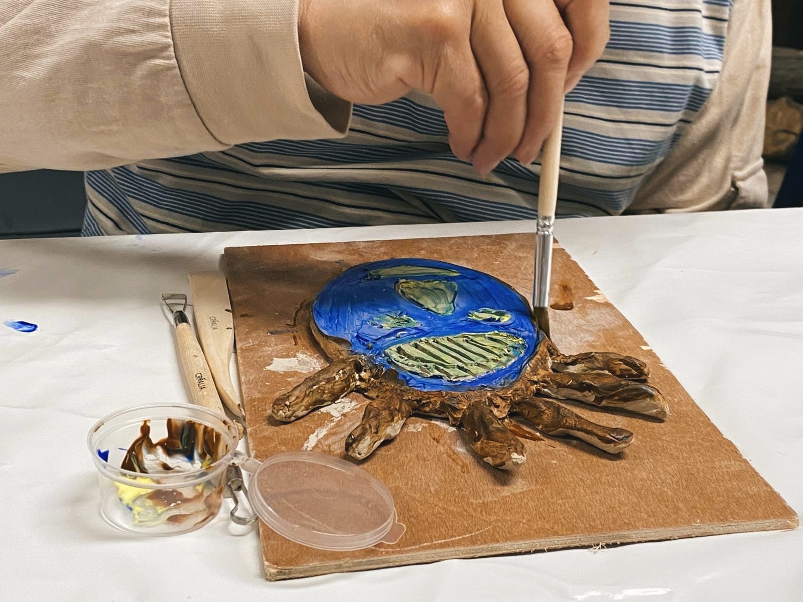 Masque de terre peint - Art thérapie